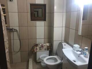 Гостевой дом Vila Khalo Мангалия Трехместный номер с ванной комнатой-1